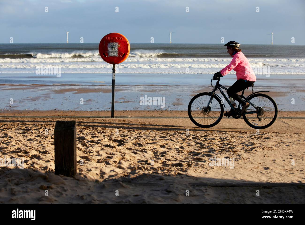 Lifebouy à Blyth Beach et la mer du Nord à North Tyneside, Tyne & Wear, Angleterre Banque D'Images