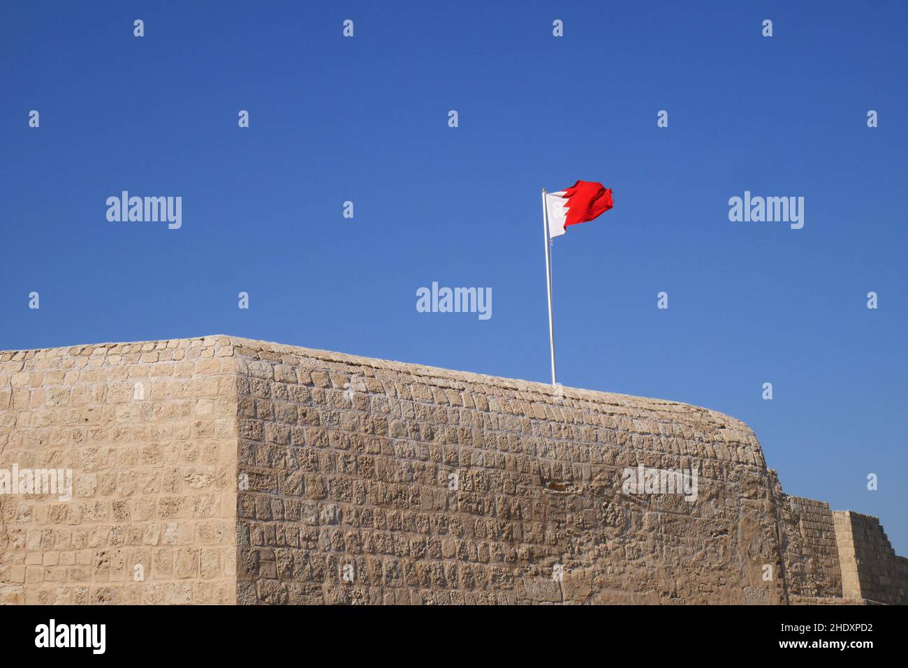 Murs fortifiés du fort de Bahreïn, ou fort portugais, avec le drapeau de Bahreïn, Royaume de Bahreïn Banque D'Images