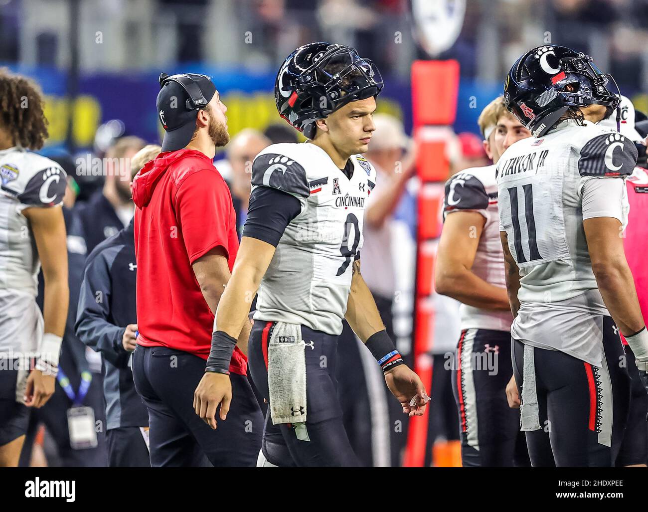 Arlington, Texas, États-Unis.31st décembre 2021.Le quarterback des Cincinnati Bearcats Desmond Ridder (9) lors du match de football NCAA Cotton Bowl Classic entre l'université des Cincinnati Bearcats et la University of Alabama Crimson Tide au STADE AT&T d'Arlington, Texas.Tom Sooter/Dave Campbells Texas football via CSM/Alay Live News Banque D'Images