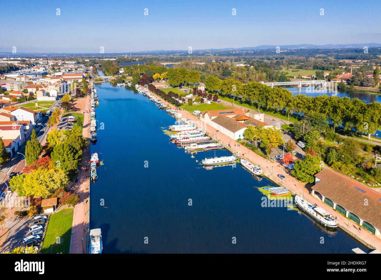 France, Loire, Roanne, le port de plaisance et le canal de Roanne à Digoin avec la Loire sur la droite (vue aérienne) // France, Loire (42), Roanne, por Banque D'Images
