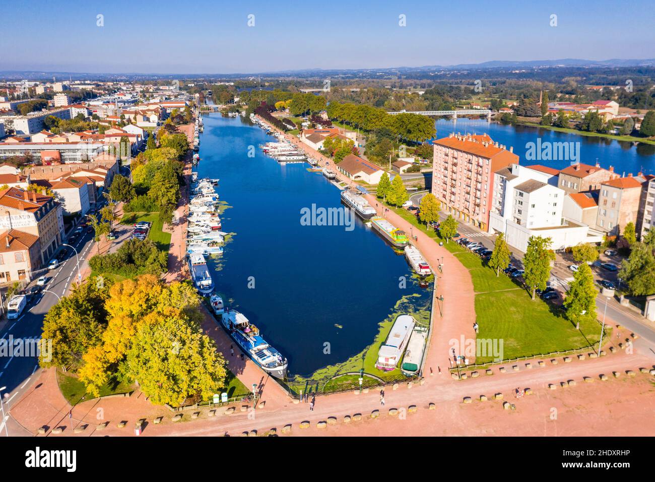 France, Loire, Roanne, le port de plaisance et le canal de Roanne à Digoin avec la Loire sur la droite (vue aérienne) // France, Loire (42), Roanne, por Banque D'Images