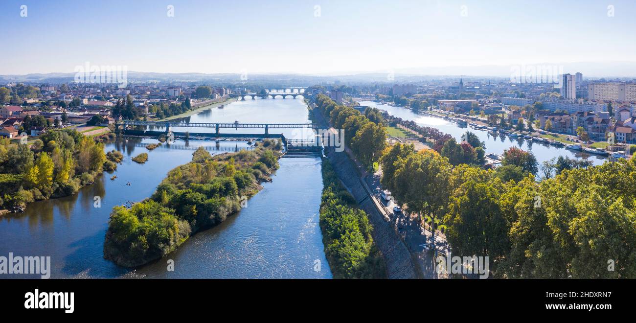 France, Loire, Roanne, la Loire et le port de plaisance sur le canal de Roanne à Digoin sur la droite (vue aérienne) // France, Loire (42), Roanne, la L. Banque D'Images