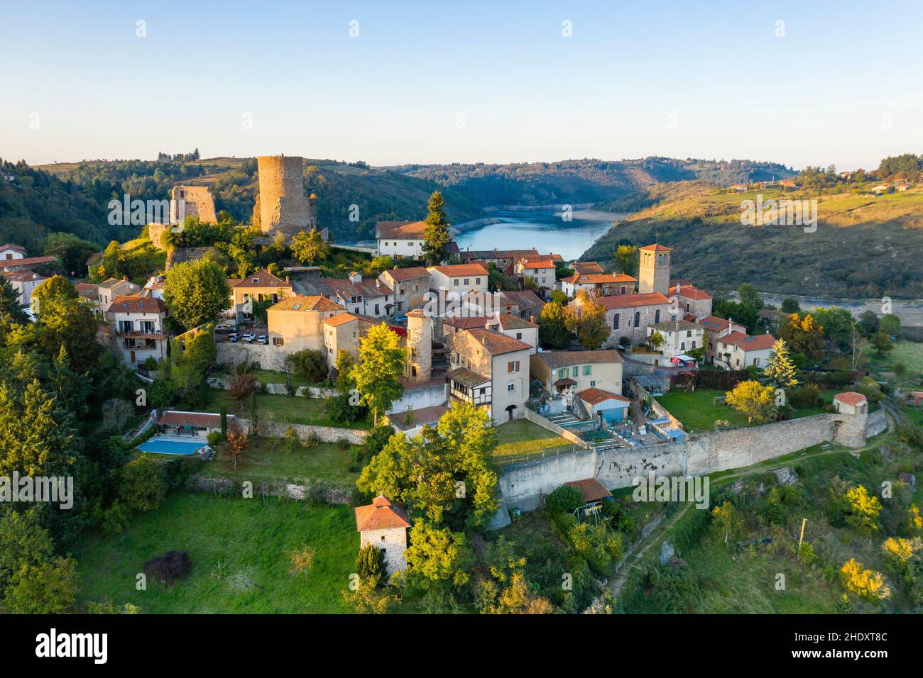 France, Loire, Saint Jean Saint Maurice sur Loire, le village surplombant la Loire et le lac de Villerest (vue aérienne) // France, Loire (4 Banque D'Images