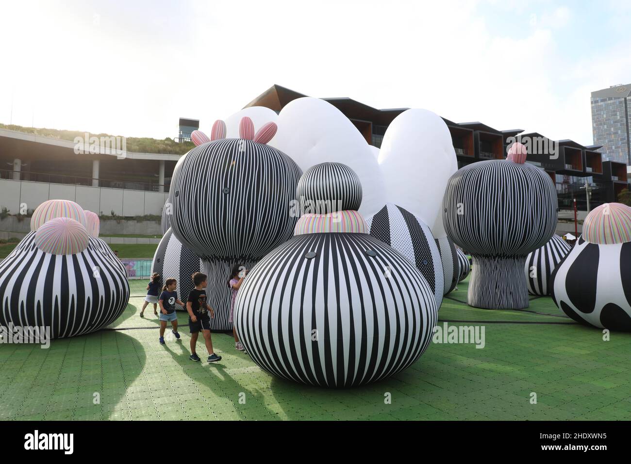 Sydney, Australie.7th janvier 2022.«Airship Orchestra» 16 sculptures gonflables s'élevant jusqu'à six mètres de haut, situé Tumbalong Park, Darling Harbour.Credit: Richard Milnes/Alamy Live News Banque D'Images
