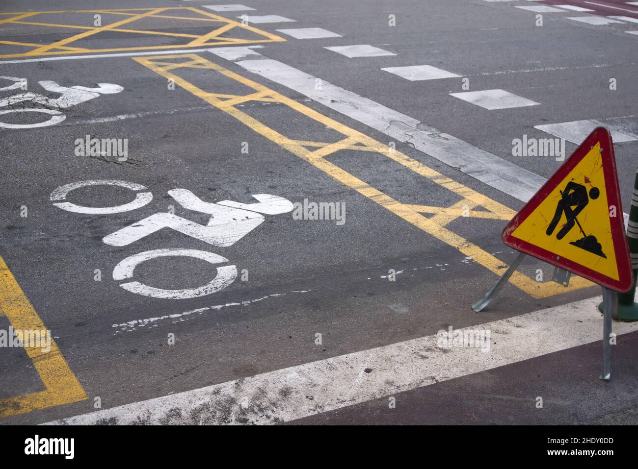 Palma, Majorque, Espagne - octobre 8th 2021 : panneaux routiers peints sur la rue et panneaux de construction Banque D'Images