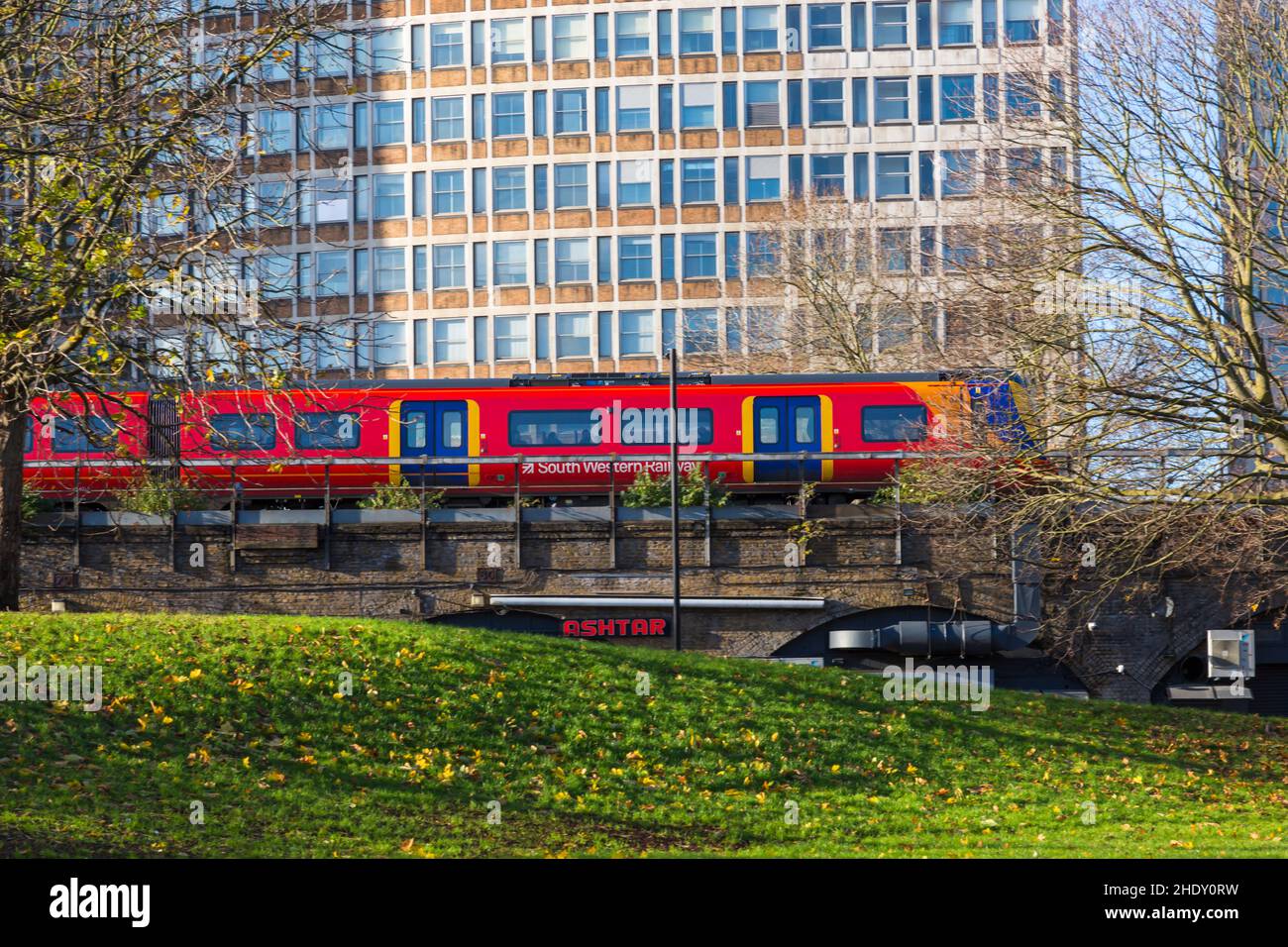 Train South Western Railway traversant le pont à Peddler's Park, Londres, Royaume-Uni, en décembre Banque D'Images