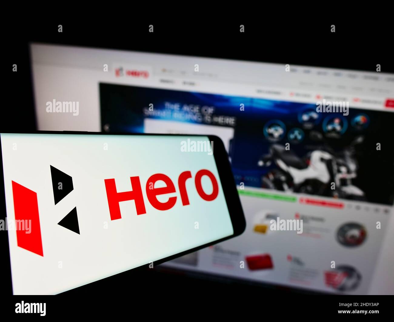 Smartphone avec le logo de la compagnie automobile indienne Hero MotoCorp Limited à l'écran devant le site Web d'affaires.Mise au point à gauche de l'écran du téléphone. Banque D'Images