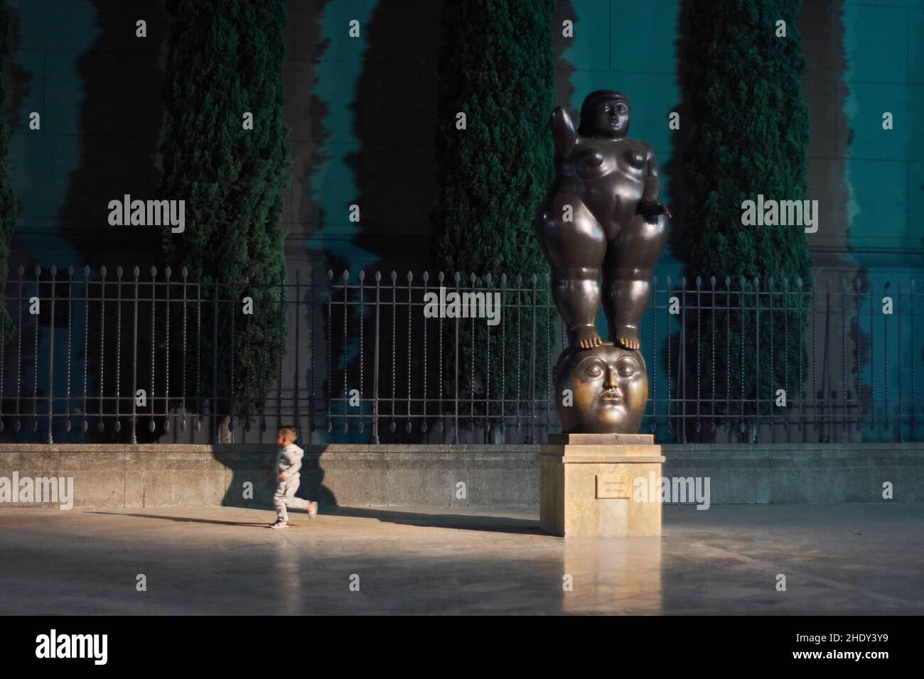 Fernando Botero Sculpture à Medellin en Colombie la nuit à côté d'un enfant sans surveillance Banque D'Images