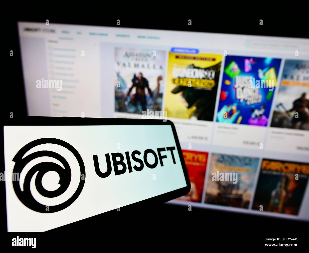 Smartphone avec logo de la société française de jeux vidéo Ubisoft Entertainment sa à l'écran en face du site Web.Mise au point au centre-gauche de l'écran du téléphone. Banque D'Images