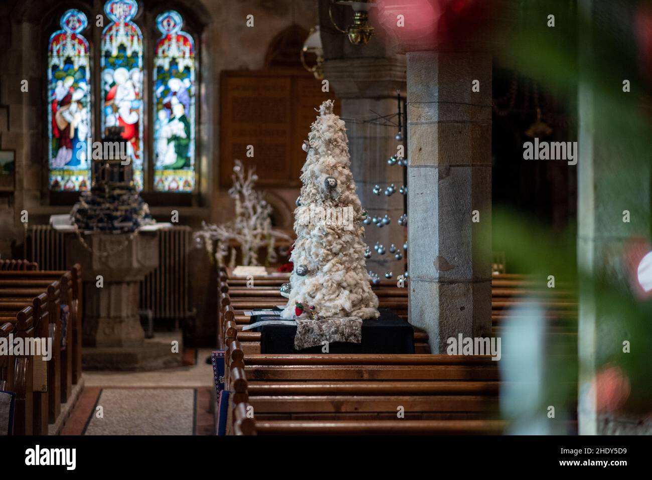 Décorations de Noël en laine dans l'église Saint-Bartholomew, Chipping, Preston, Lancashire, Royaume-Uni. Banque D'Images