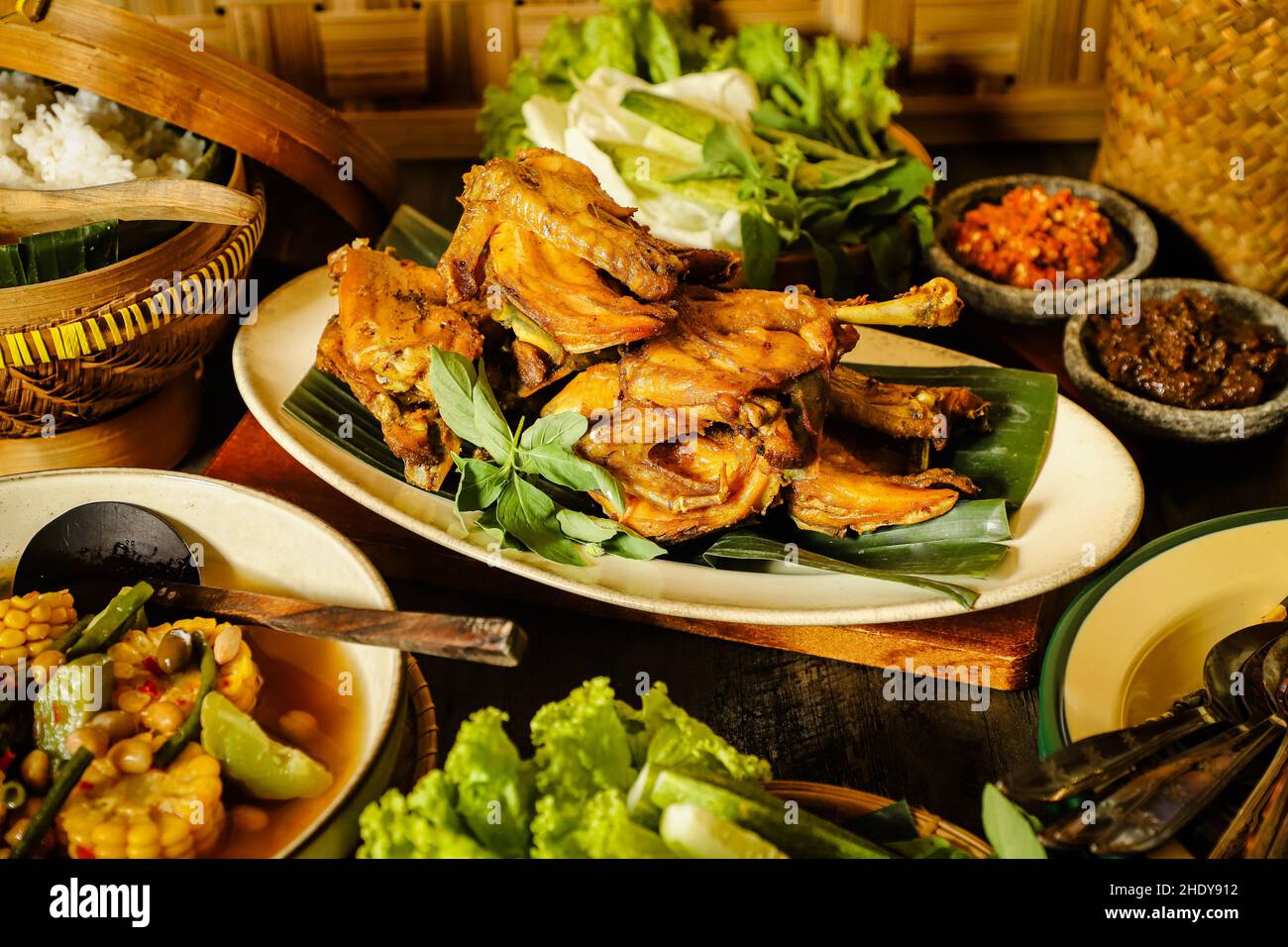 Ayam Goreng.Poulet frit indonésien servi avec de la pâte de Chili, des légumes et du riz cuit à la vapeur Banque D'Images