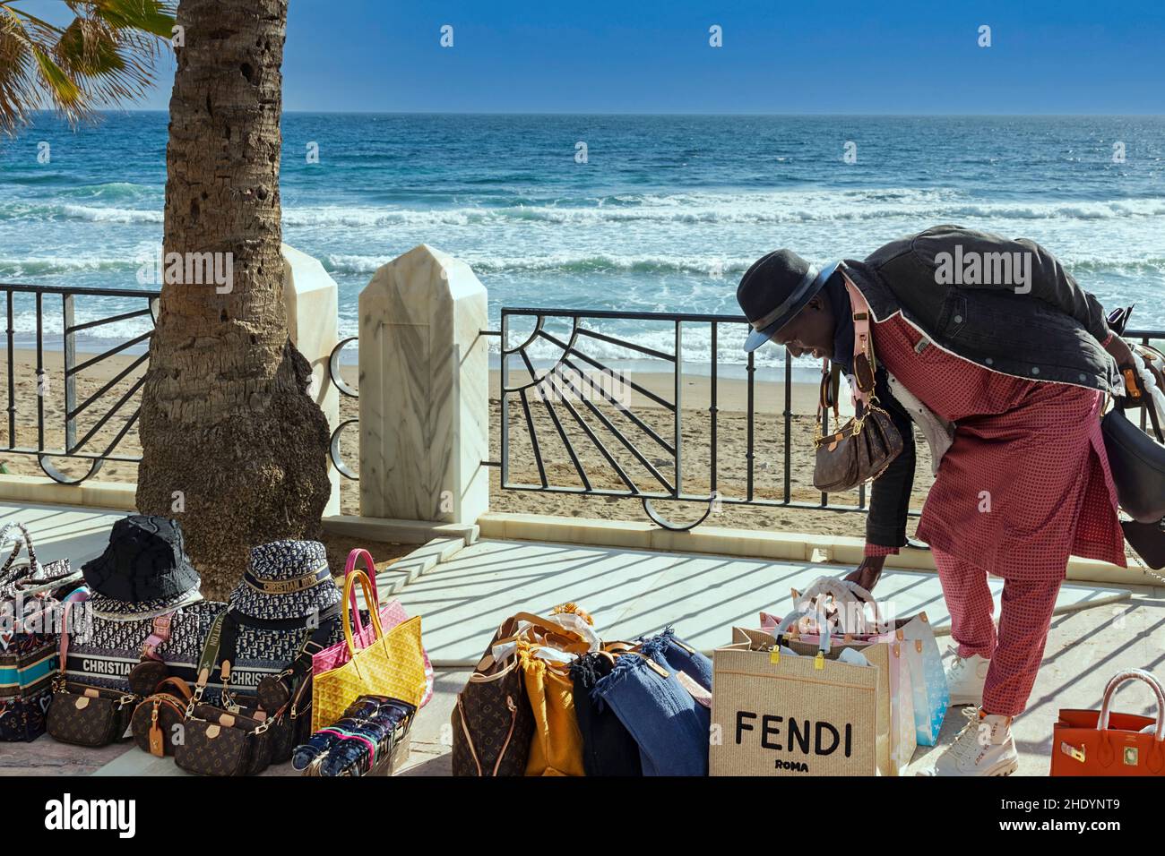 MARBELLA ANDALUCIA ESPAGNE LE FRONT DE MER ET HOMME DU SÉNÉGAL AVEC SES SACS À MAIN ET LUNETTES DE SOLEIL À VENDRE Banque D'Images