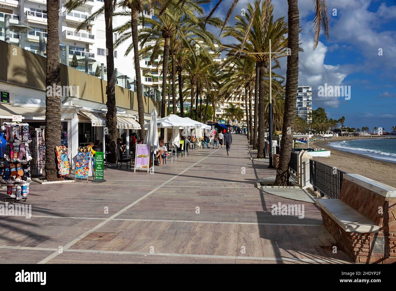 MARBELLA ANDALUCIA ESPAGNE LE FRONT DE MER ET LA PASSERELLE AVEC DES BOUTIQUES ET DES CAFÉS Banque D'Images