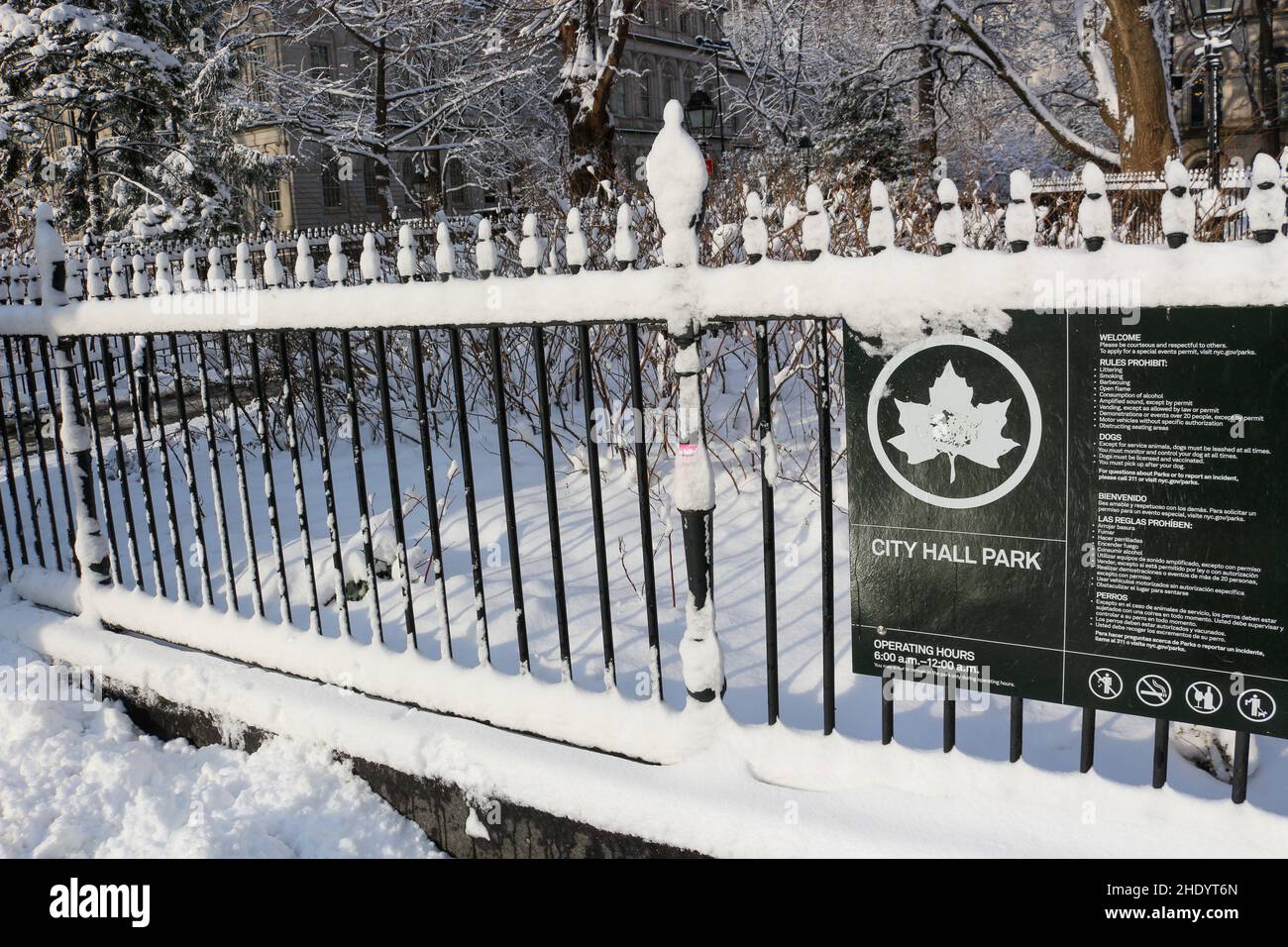 Le quartier financier de Manhattan est couvert de neige pendant la première neige de la saison à New York le 7 janvier 2022. Banque D'Images