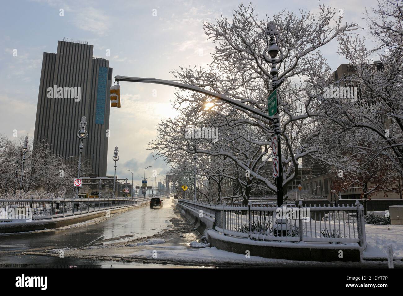 Le quartier financier de Manhattan est couvert de neige pendant la première neige de la saison à New York le 7 janvier 2022. Banque D'Images