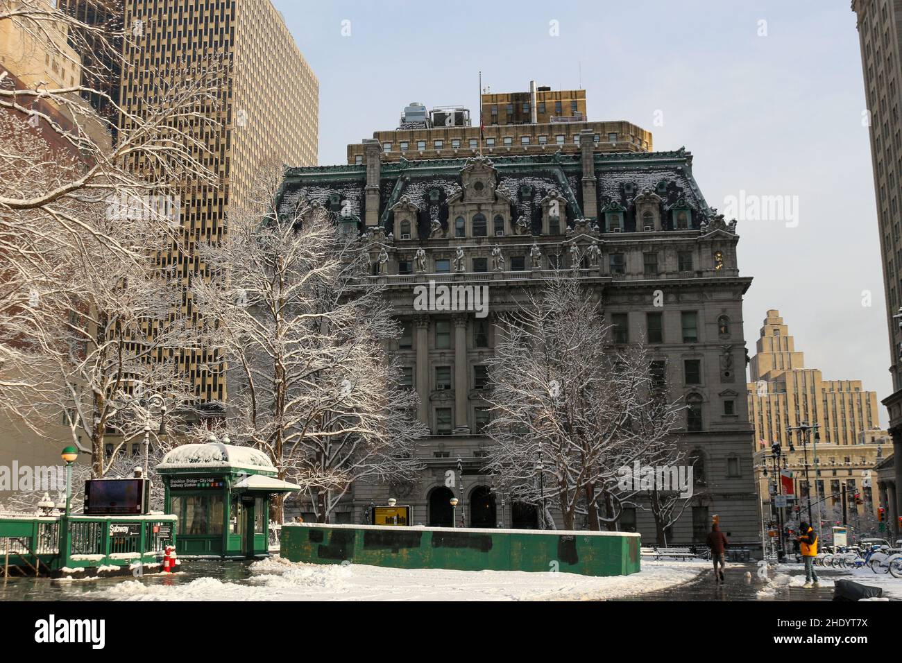 Le quartier financier de Manhattan est couvert de neige pendant la première neige de la saison à New York le 7 janvier 2022. Banque D'Images
