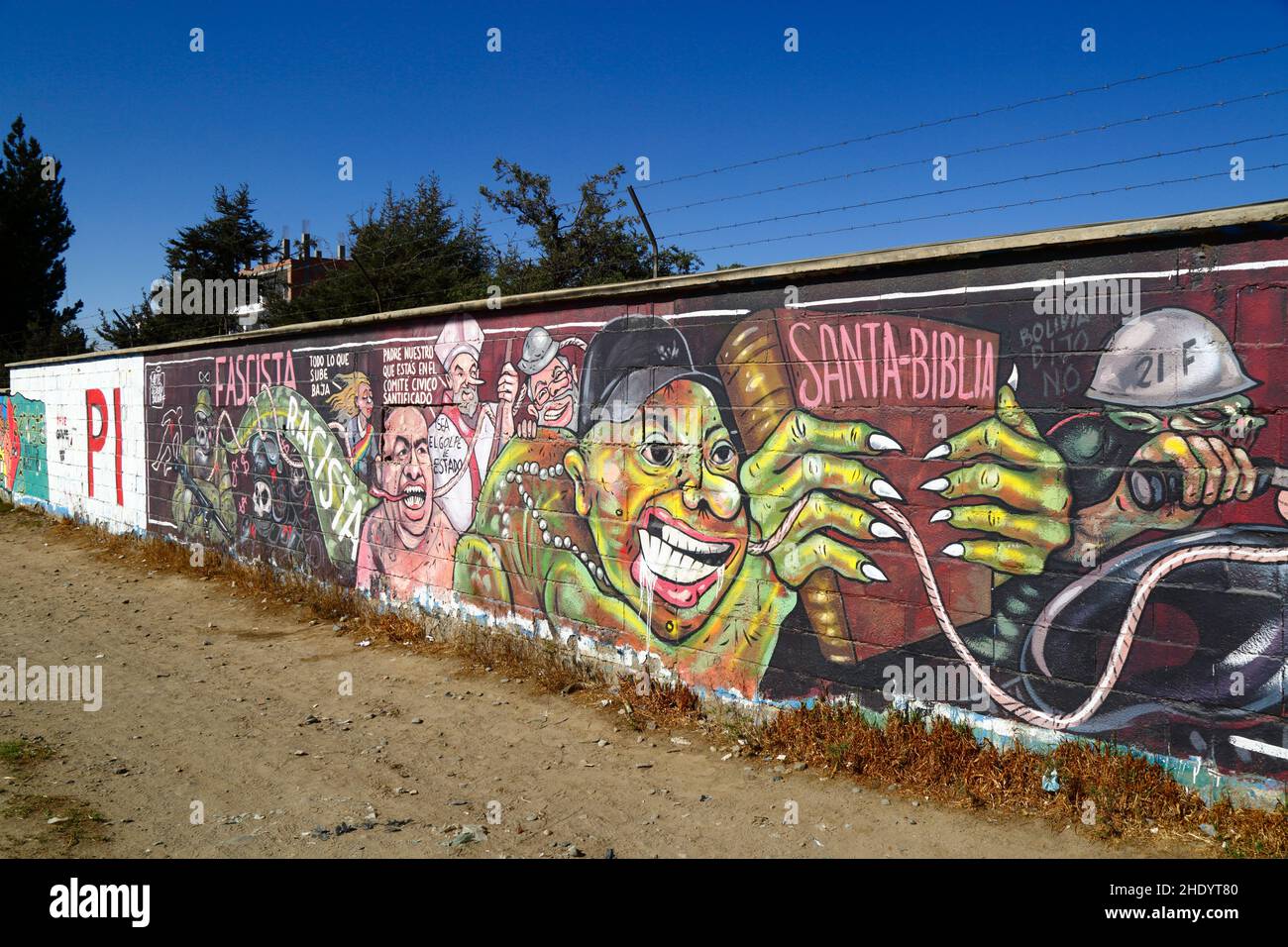Senkata, El Alto, Bolivie.13 novembre 2021.Une murale sur le mur à l'extérieur de la centrale à combustible de Senkata exigeant la justice pour les victimes du massacre de Senkata.Cela a eu lieu le 19 novembre 2019 pendant la violence après les élections présidentielles controversées du 20 octobre 2019.Des affrontements violents entre les forces de sécurité et les partisans de l'ancien président Evo Morales (démissionnaire le 10 novembre) ont fait au moins 8 morts parmi les civils.La fresque présente à la fois le président par intérim Jeanine Añez et le ministre de l'intérieur Arturo Murillo, qui faisaient partie du gouvernement par intérim après la démission de Morales. Banque D'Images