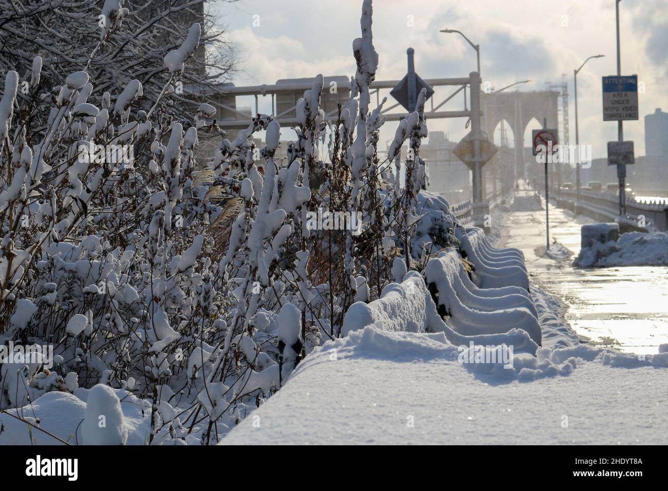 Le quartier financier de Manhattan est couvert de neige pendant la première neige de la saison à New York le 7 janvier 2022. Banque D'Images