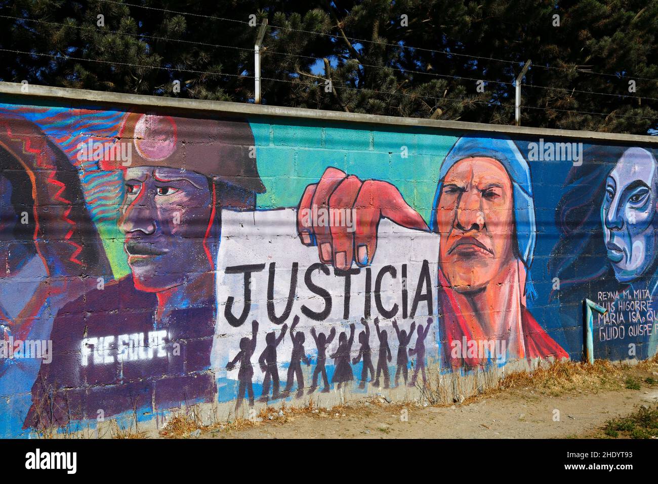 Senkata, El Alto, Bolivie.13th novembre 2021.Une murale sur le mur à l'extérieur de la centrale de combustible de Senkata exigeant la justice pour les victimes des massacres de Sacaba et de Senkata.Ces actes ont eu lieu les 15th et 19th novembre 2019 respectivement pendant la violence après les élections présidentielles controversées du 20th octobre 2019.Des affrontements violents entre les forces de sécurité et les partisans de l'ancien président Evo Morales (démissionnaire le 10th novembre) ont fait 19 morts civils.La Commission interaméricaine des droits de l'homme a par la suite classé la mort de ces civils comme un massacre. Banque D'Images