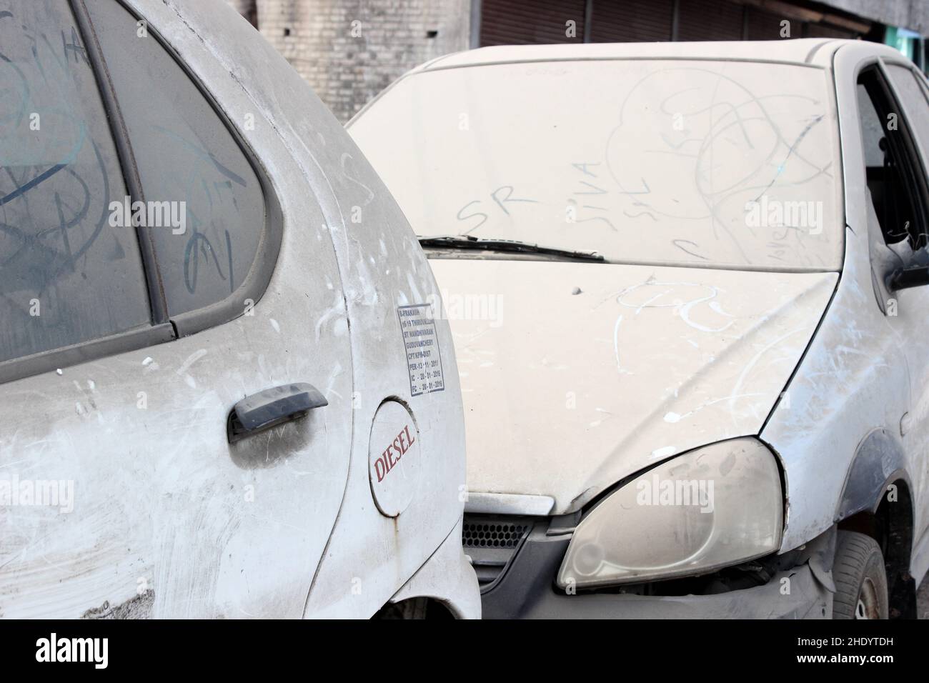 Voiture dépoussiérée dans la rue Banque D'Images