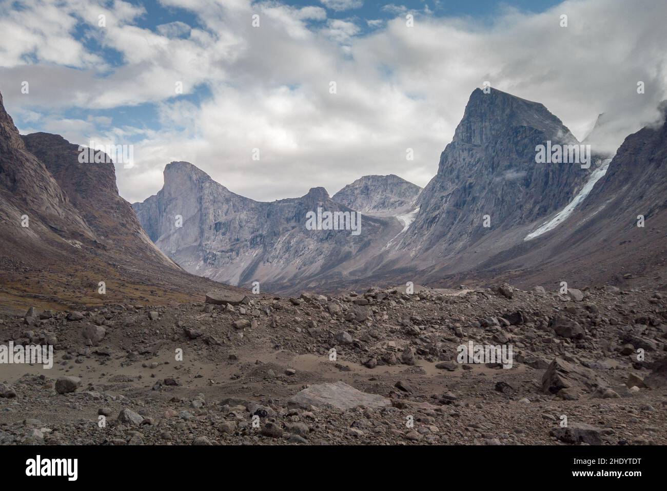 Face sud-ouest de Mt.Thor, la plus haute falaise verticale de la Terre, un jour d'été arctique.Randonnée dans la vallée sauvage et reculée de l'arctique du col Akshayuk, Baffin Banque D'Images