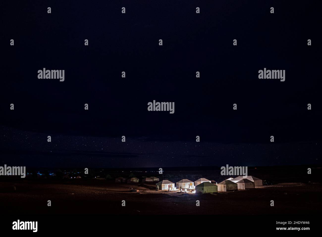 Tentes touristiques sur le sable dans le paysage désertique pendant la nuit Banque D'Images