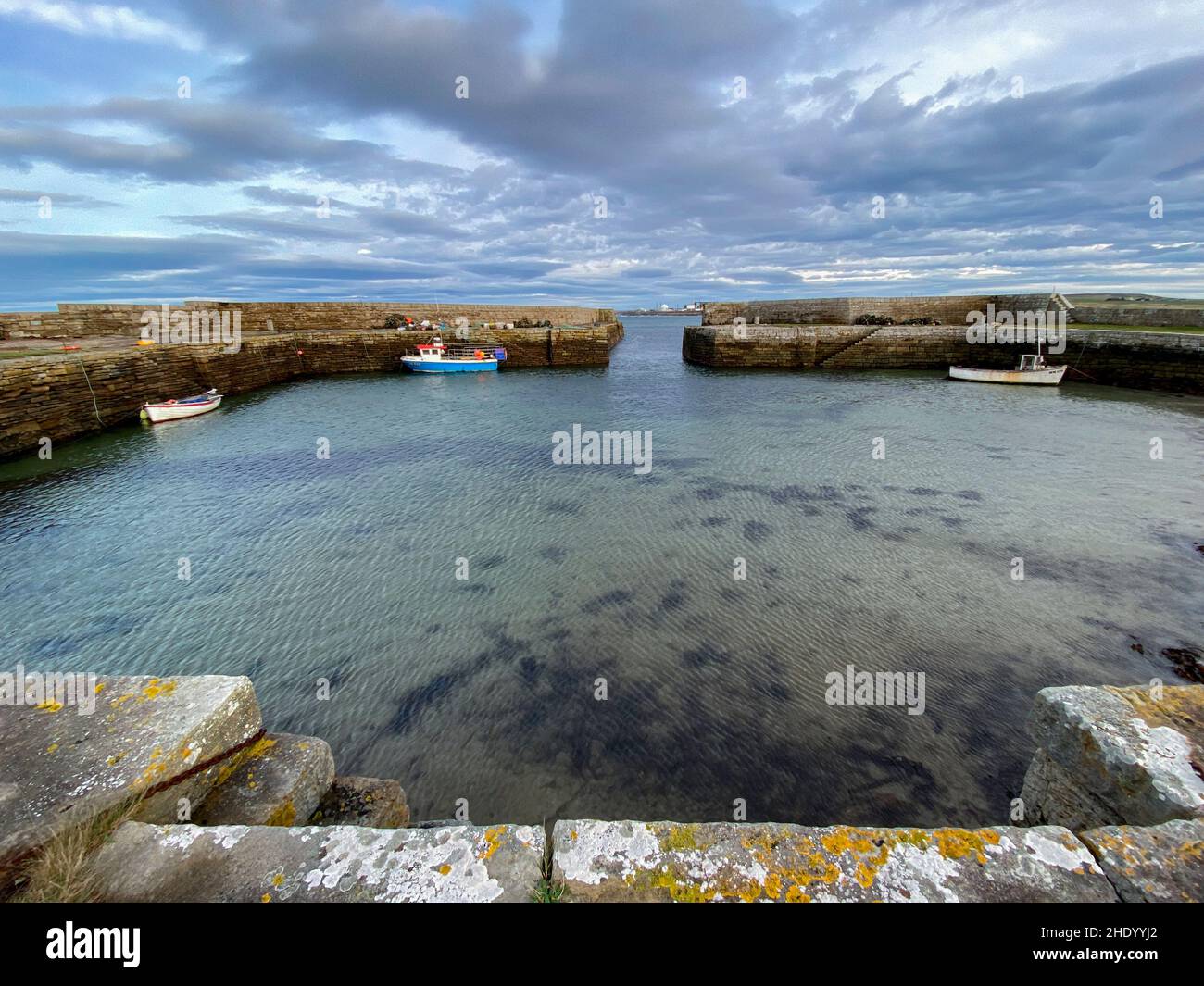 Le port de Fresgoe près de Sandside Beach à Caithness sur la côte nord de l'Écosse. Banque D'Images