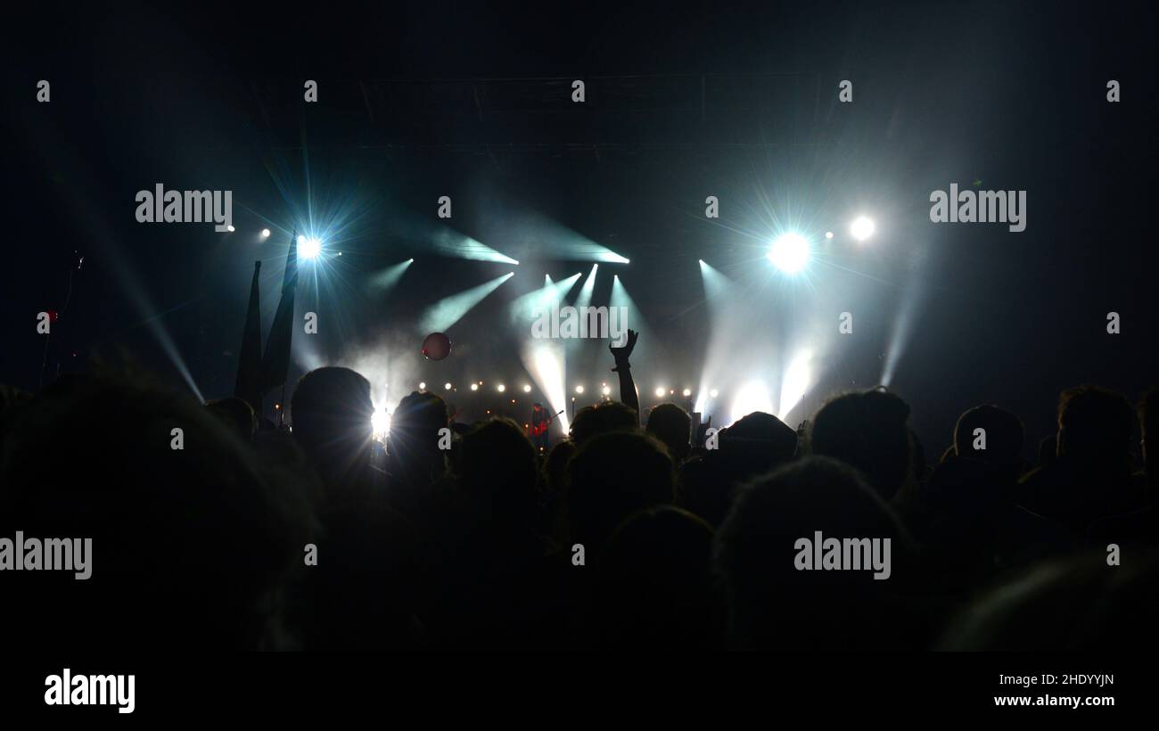 Silhouettes de personnes sous les lumières du concert de rock. Banque D'Images