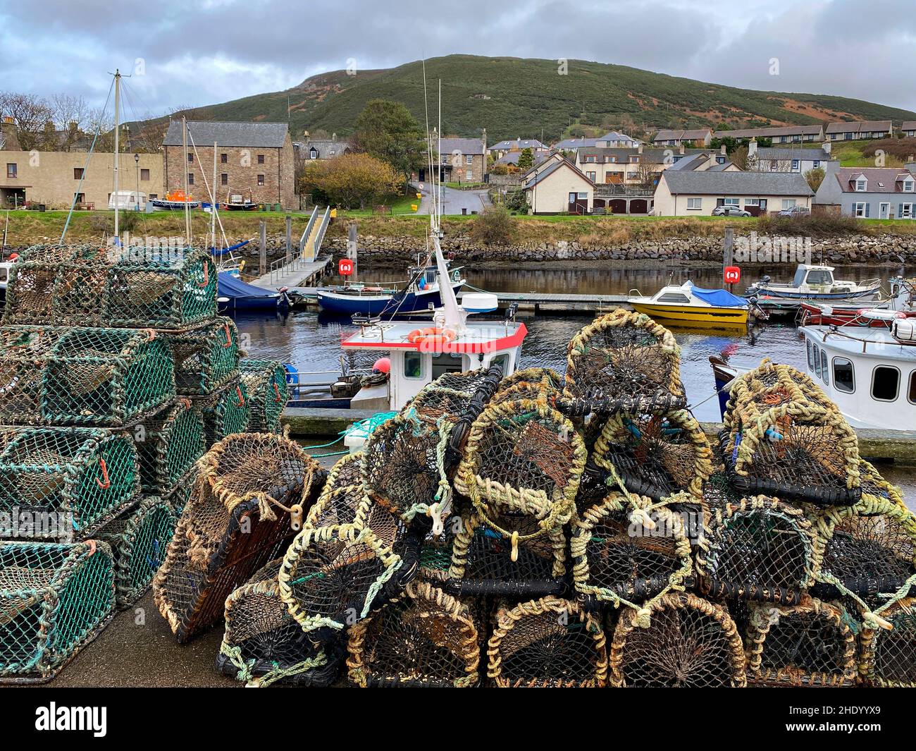 Des pots de homard dans le port, dans le village côtier de Helmsdale, dans le Sutherland, sur la côte est de l'Écosse. Banque D'Images