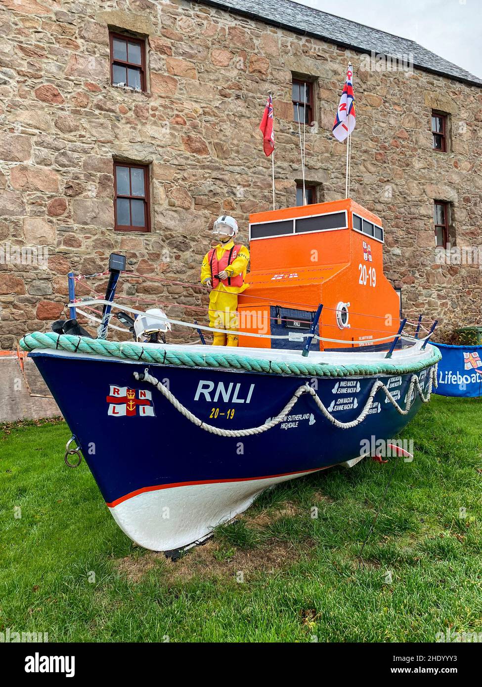 Mannequin RNLI Lifeboat dans le port dans le village côtier de Helmsdale dans Sutherland sur la côte est de l'Écosse. Banque D'Images