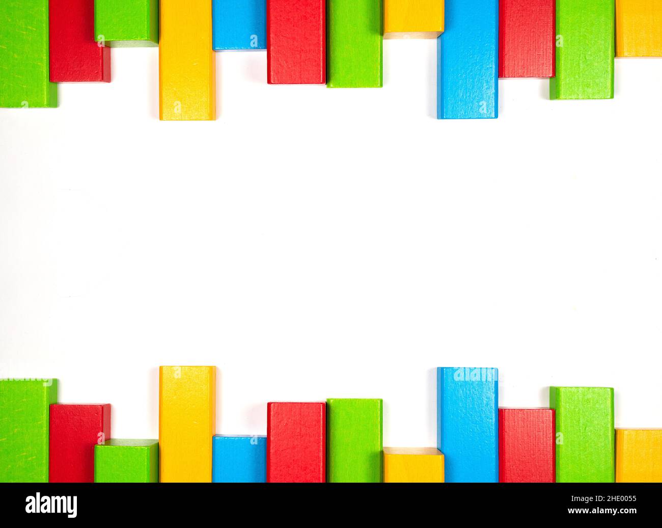 cadre ou bordure de blocs de jouets en bois colorés, gabarit de fond en brique de bois avec espace de copie Banque D'Images