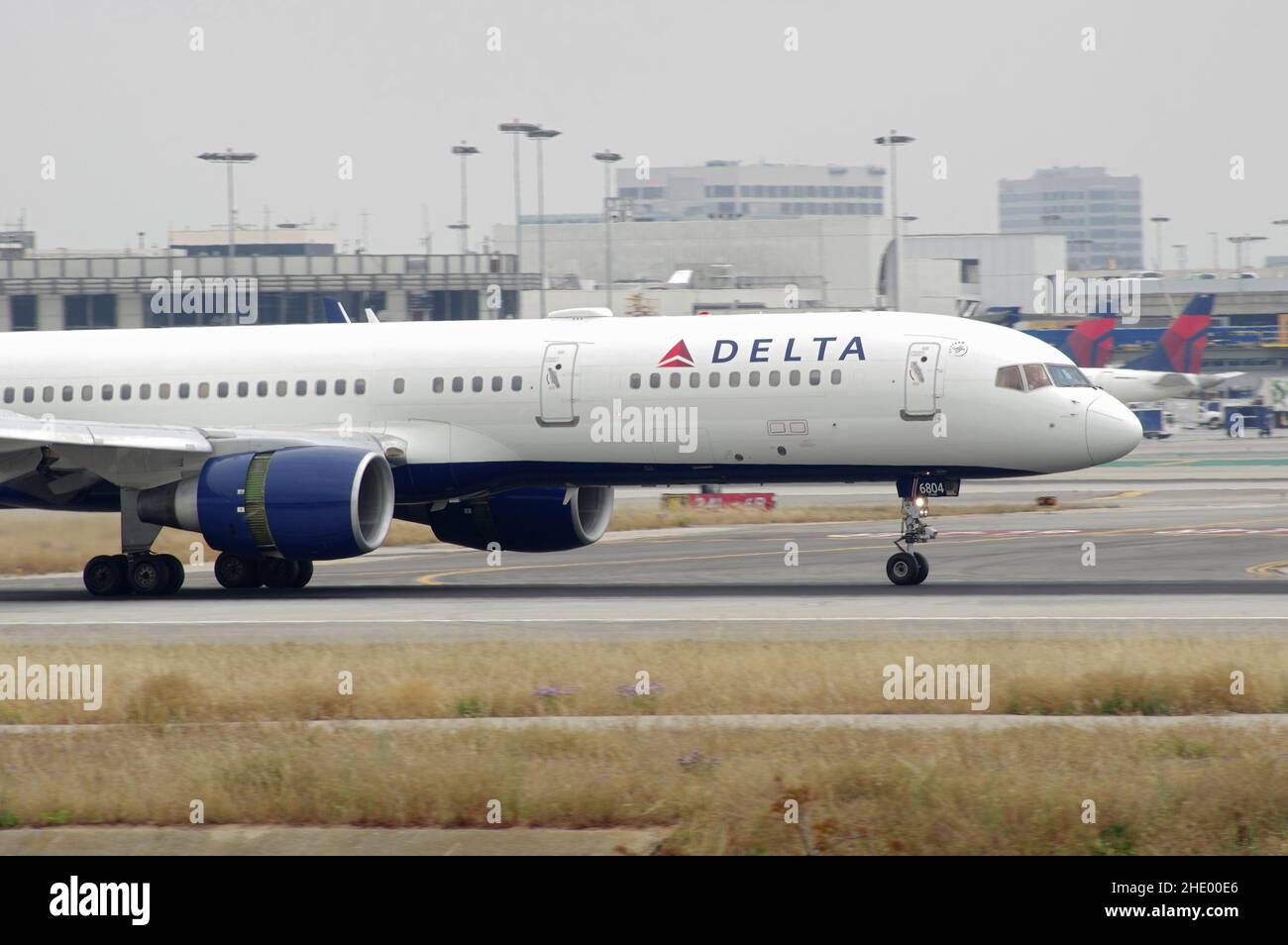 Boeing 757-2Q8 de Delta Air Lines immatriculé N706TW arrivant à LAX, aéroport international de Los Angeles. Banque D'Images