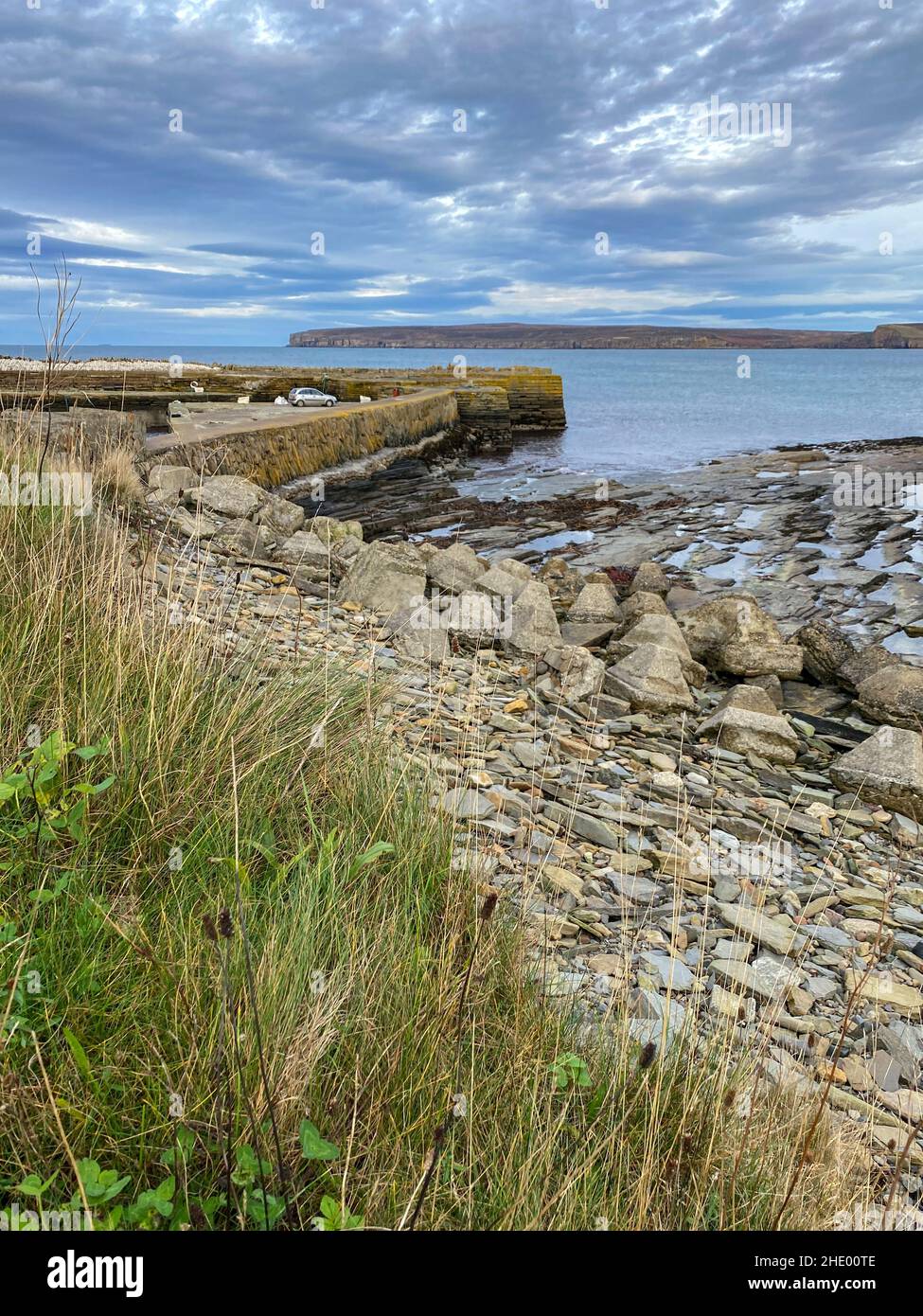Port de Castletown avec Dunnet Head au loin.Caithness sur la côte nord de l'Écosse.Dunnet Head est le point le plus au nord du m britannique Banque D'Images
