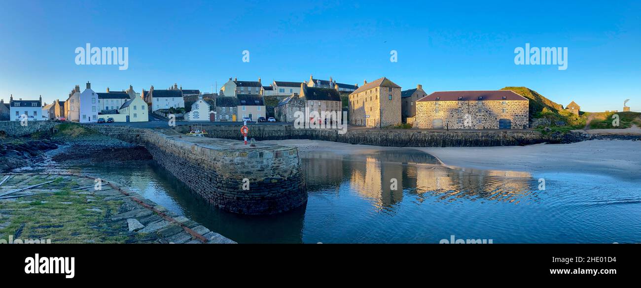 Lumière du soleil à l'aube sur le port du 18th siècle à Portsoy, une petite ville côtière dans Aberdeenshire, en Écosse. Banque D'Images