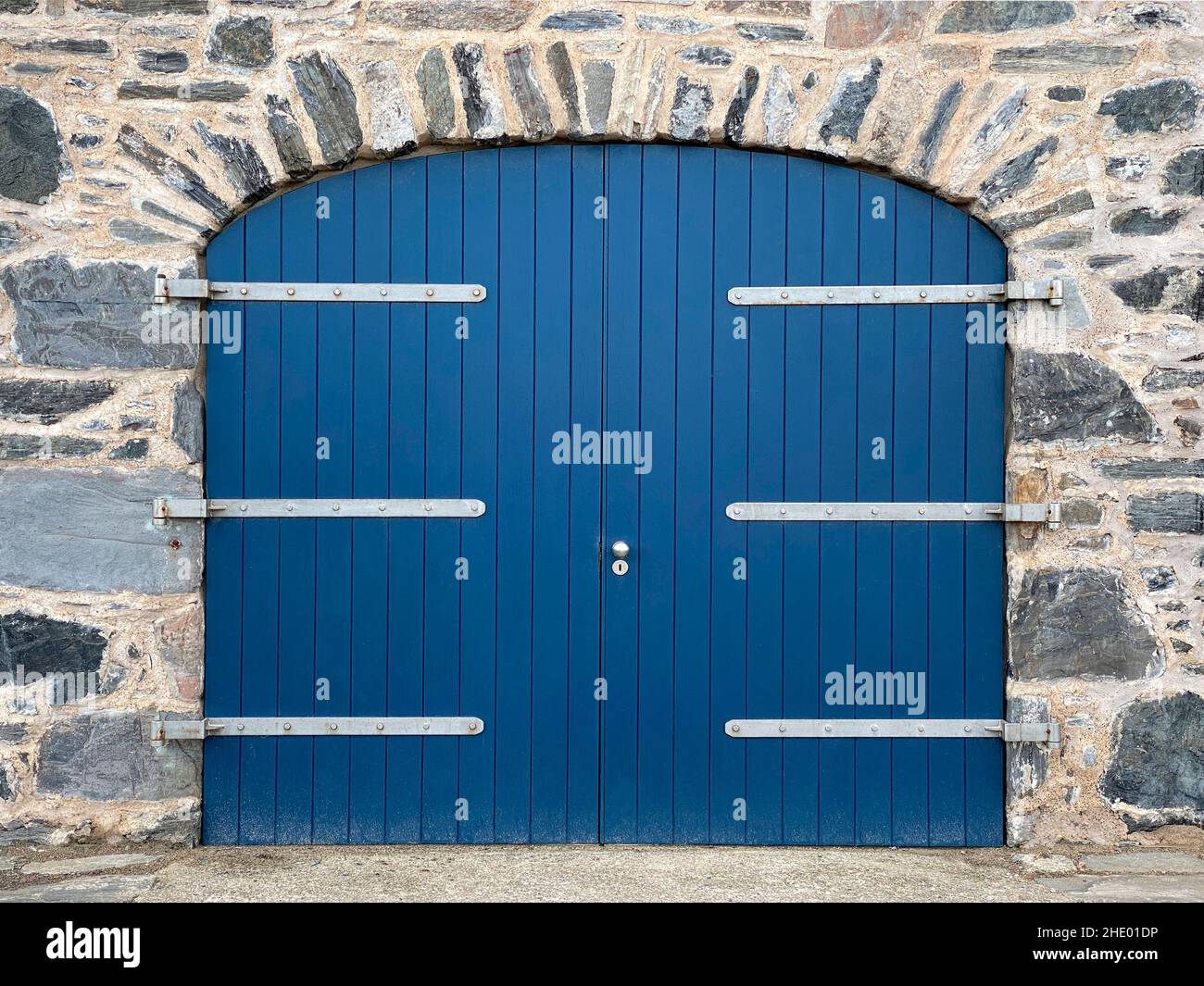 Ensemble de grandes portes bleues - entrée - sortie Banque D'Images