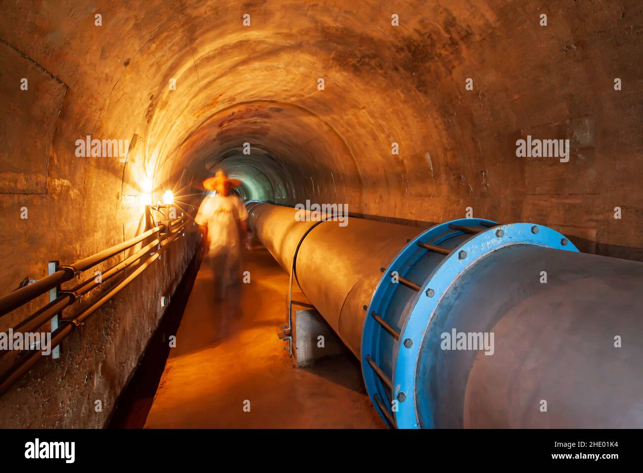 Conduite d'eau ou pipeline horizontal dans un tunnel de montagne.Système d'irrigation, agriculture, concepts de transport.Mise au point sélective. Banque D'Images