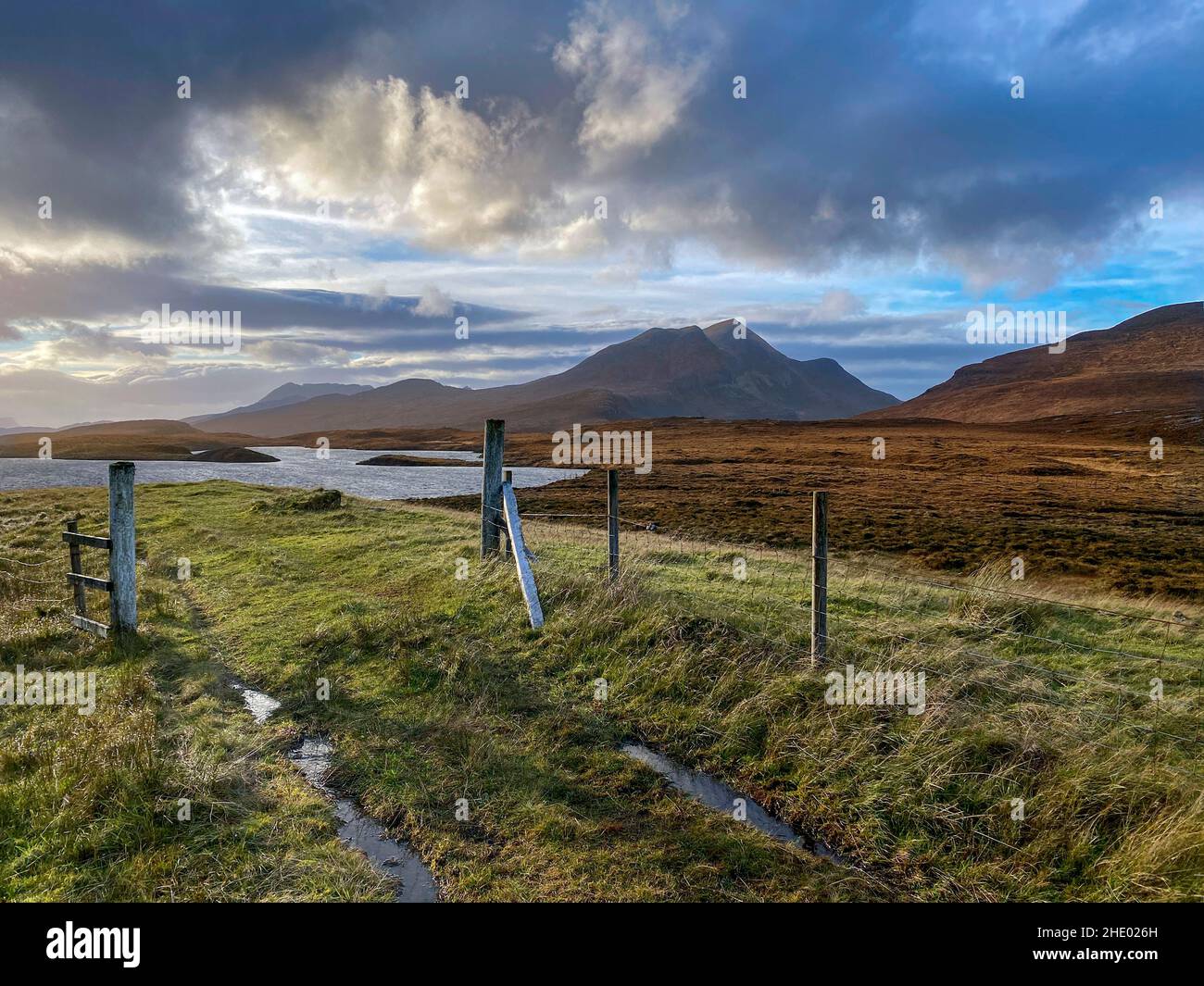 Les montagnes Asynt Ciogach dans la zone peu peuplée au sud-ouest de Sutherland, dans les Highlands écossais.La région a beaucoup de caractère Banque D'Images