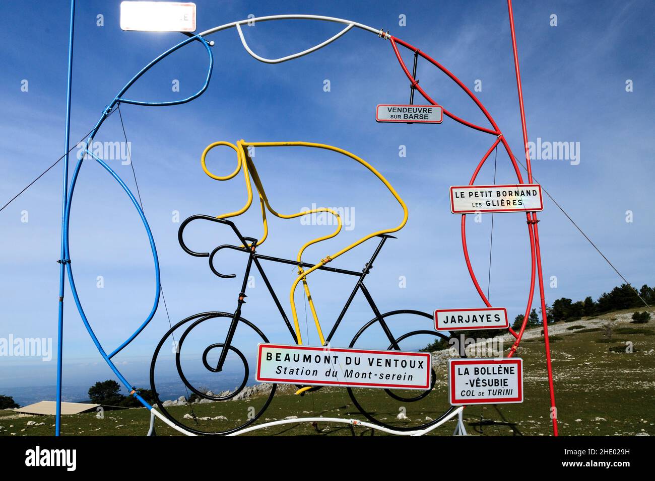 France, Vaucluse, Parc naturel régional du Mont Ventoux, Beaumont du Ventoux, Mont Ventoux, Station Mont Serein, sculpture à l'entrée de la gare Banque D'Images