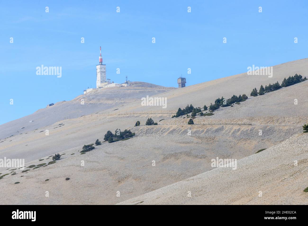 France, Vaucluse, Parc naturel régional du Mont Ventoux, Bedoin, Mont Ventoux, côté sud, route D974,Station météorologique au sommet du Mont Ventoux // FR Banque D'Images