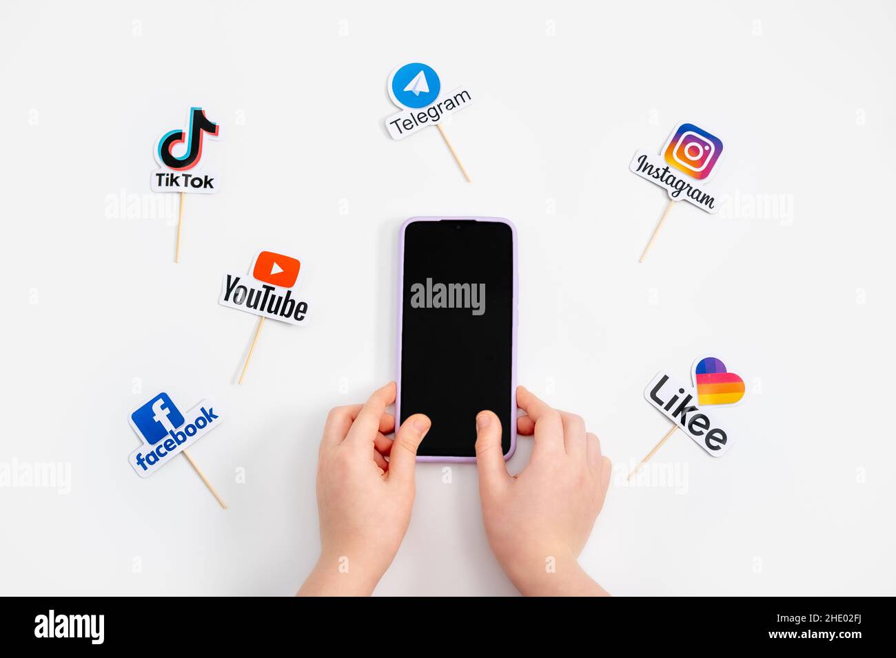 Adolescents enfants addiction aux médias sociaux, désintoxication, fomo.Logos de réseaux sociaux et de messagers Facebook, Instagram, YouTube, Telegram et téléphone cellulaire dans les adolescents Banque D'Images