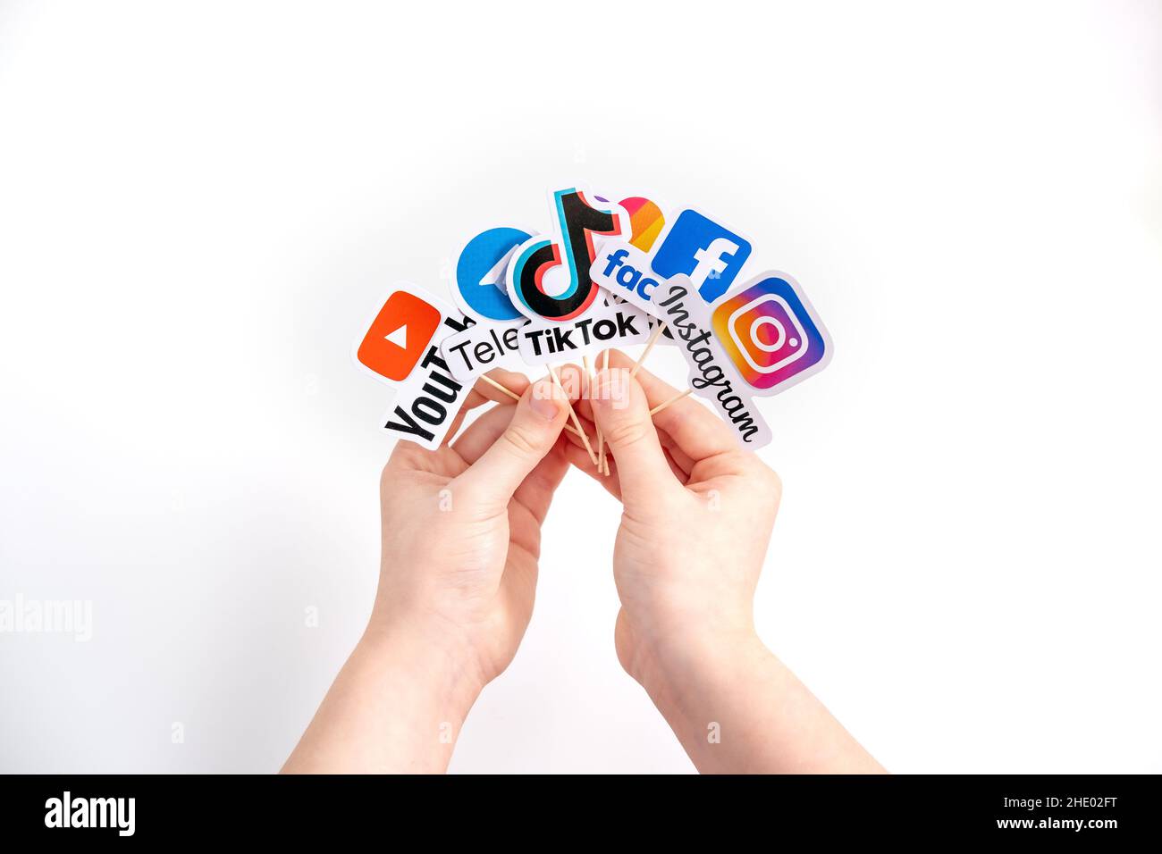 Adolescents enfants addiction aux médias sociaux, désintoxication, fomo.Logos papier des réseaux sociaux et des messagers en ligne Facebook, Instagram, YouTube, Telegram dans les adolescents Banque D'Images