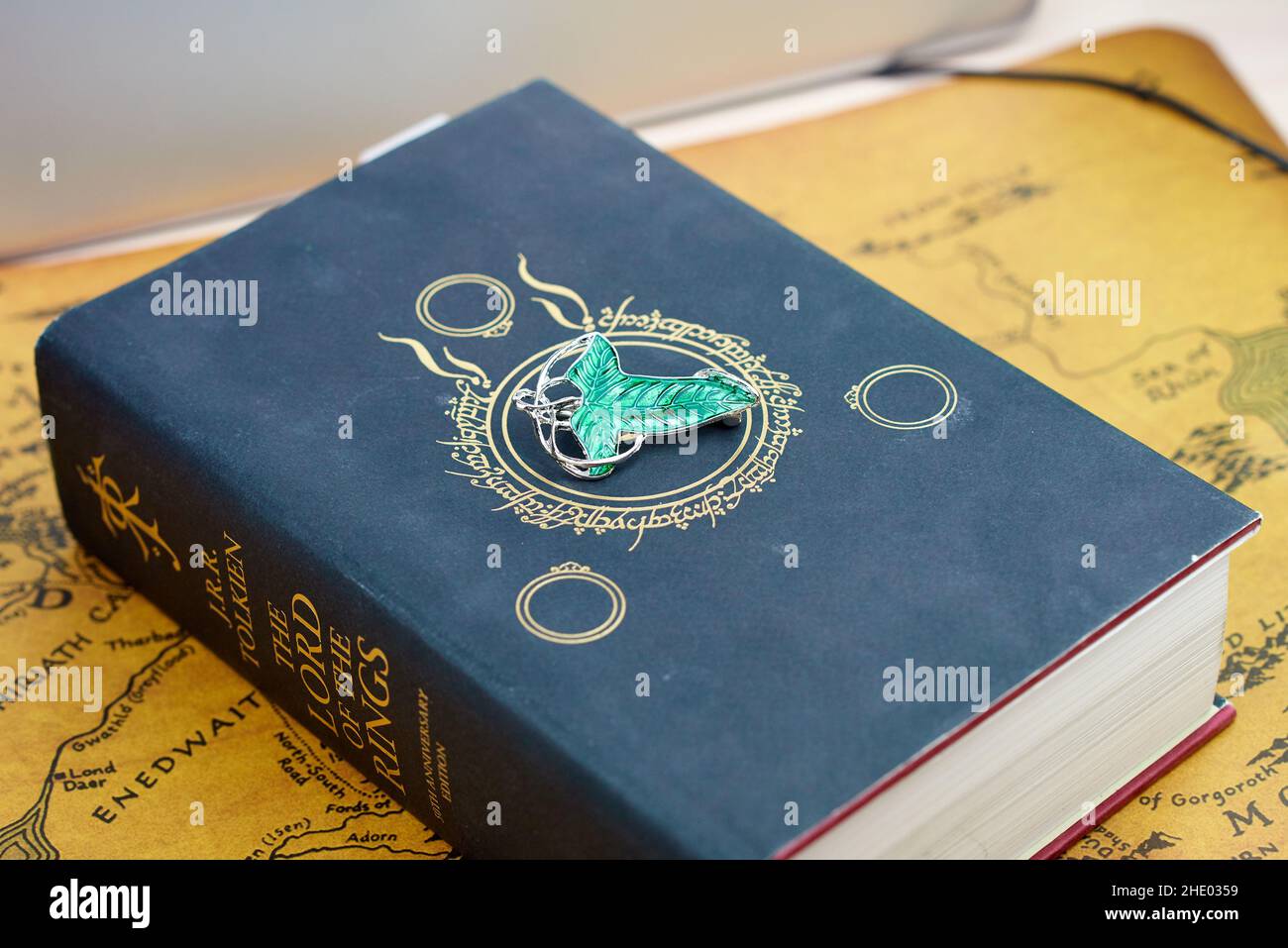 Astrakhan, Russie - 03.26.2021: Livre de broche verte sur Seigneur des anneaux Banque D'Images