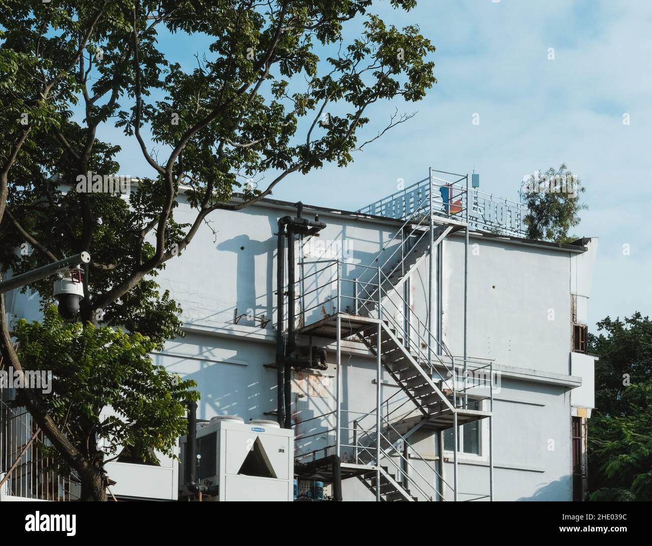Photo d'un bâtiment résidentiel avec escaliers d'urgence Banque D'Images