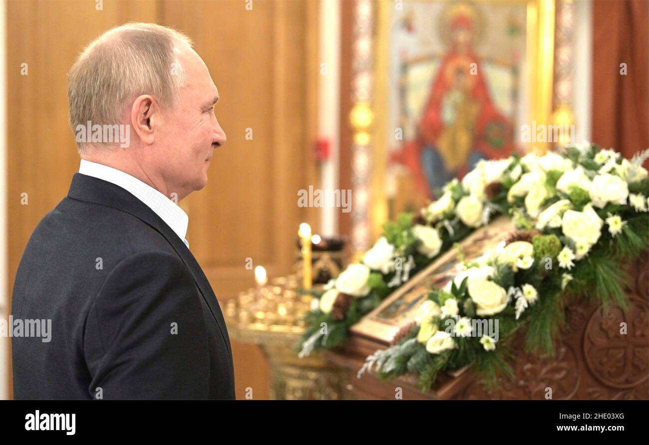 Novo-Ogaryovo, Russie.06th janvier 2022.Le président russe Vladimir Poutine assiste à la messe orthodoxe de la veille de Noël à l'église du Mandylion à Novo-Ogaryovo, le 6 janvier 2022 en dehors de Moscou, en Russie.Credit: Alexei Nikolsky/Kremlin Pool/Alay Live News Banque D'Images