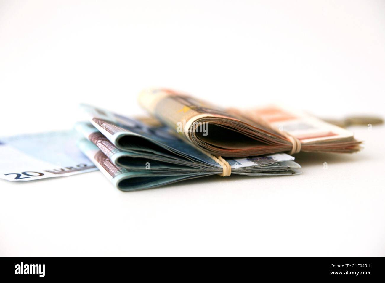 Billets et pièces en euros isolés sur fond blanc Banque D'Images