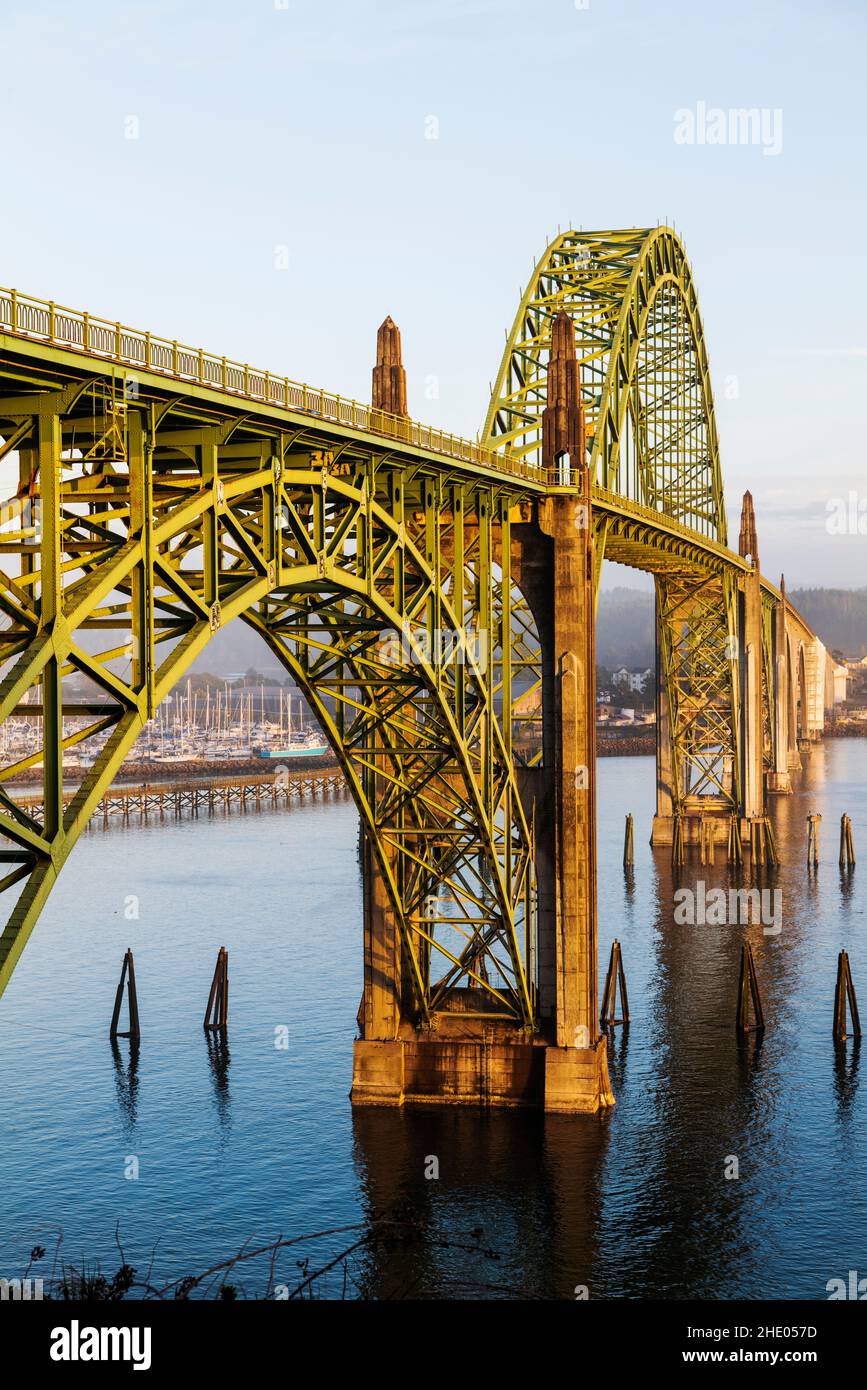 Yaquina Bay Bridge ; pont Arch ; traverse Yaquina Bay au sud de Newport ; Oregon ; États-Unis Banque D'Images