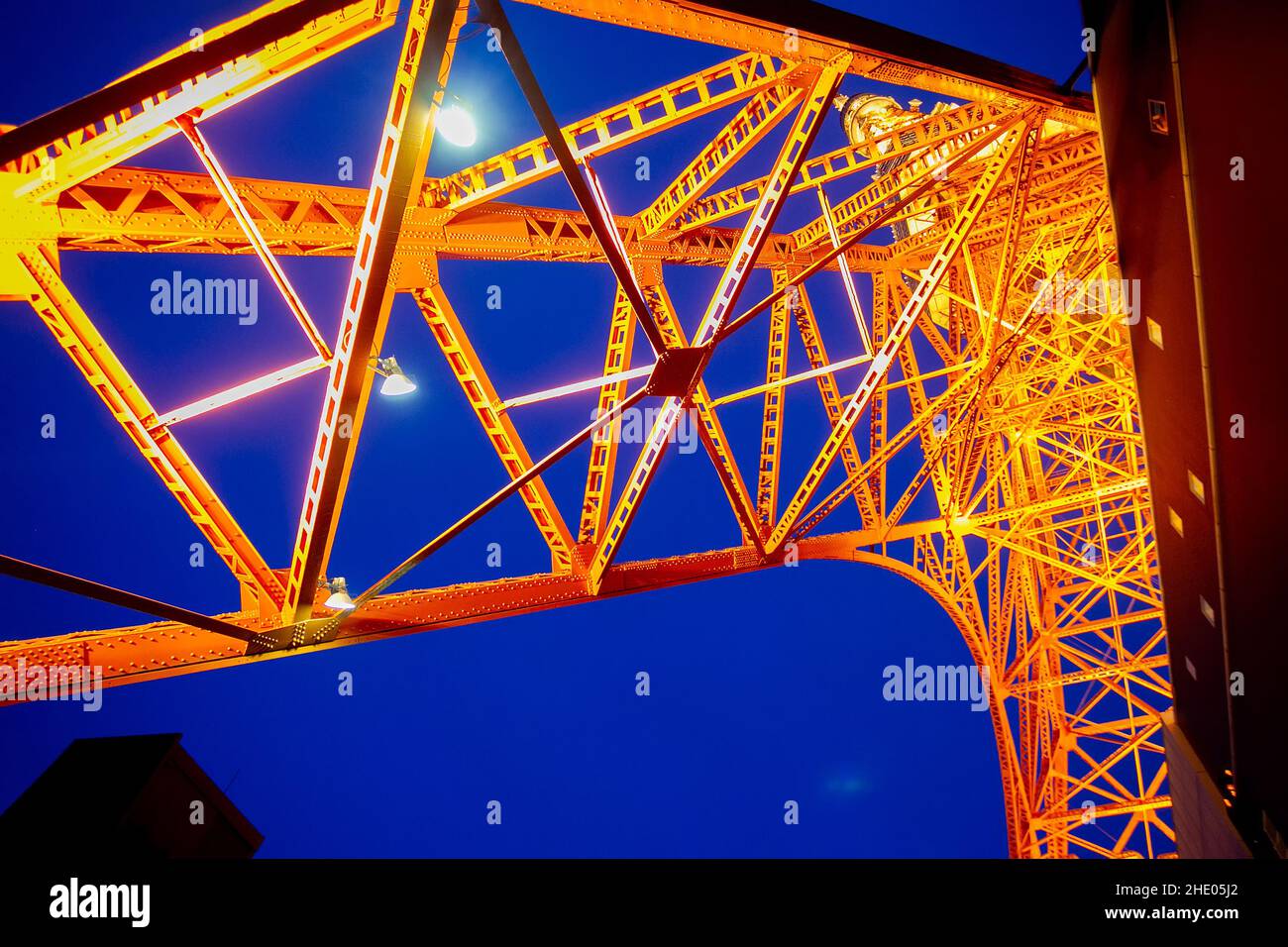 Colonne (support) de la Tour de Tokyo à Tokyo.La tour est orange vif et contraste magnifiquement avec le ciel bleu du soir.Le haut de t Banque D'Images