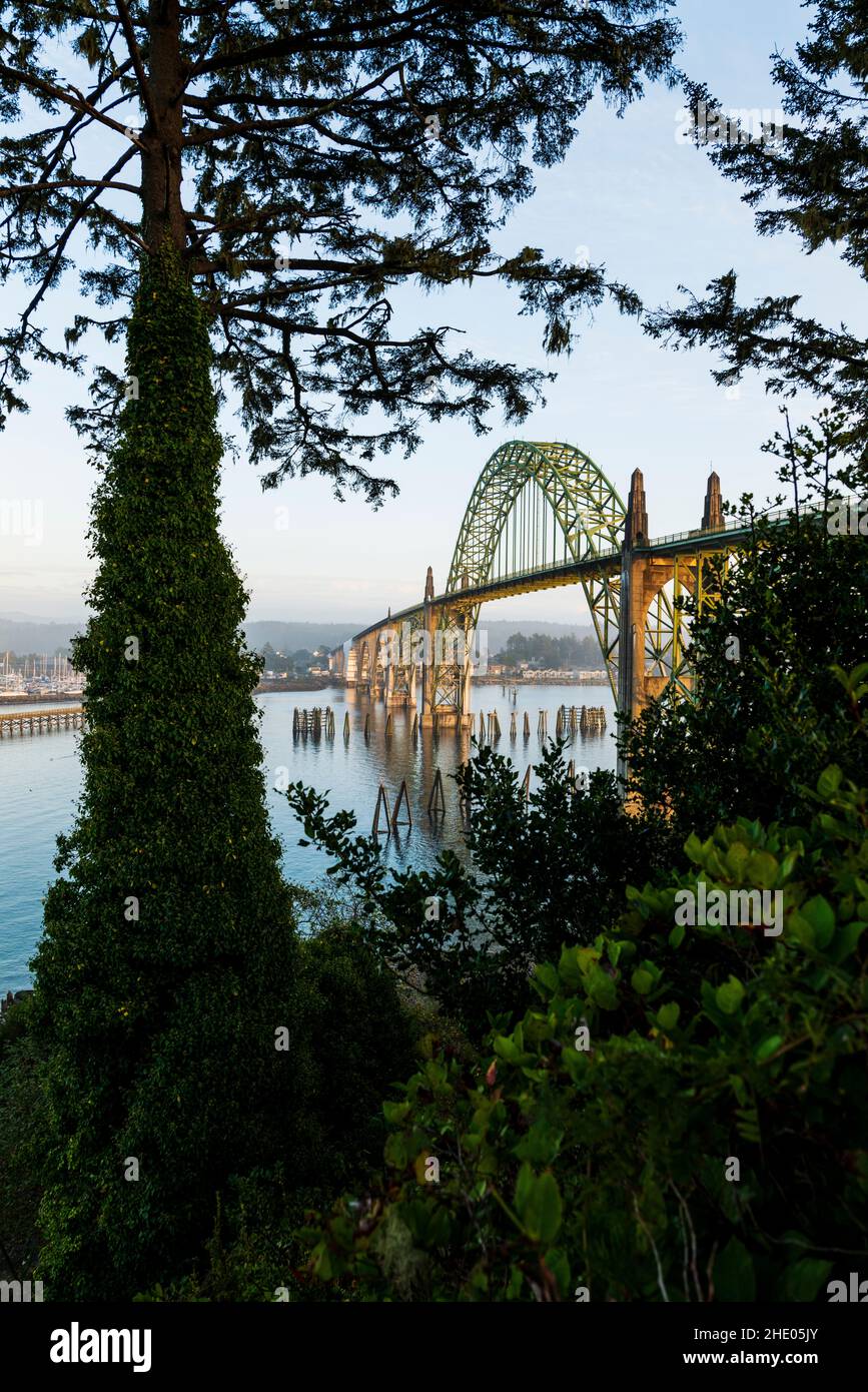 Yaquina Bay Bridge ; pont Arch ; traverse Yaquina Bay au sud de Newport ; Oregon ; États-Unis Banque D'Images