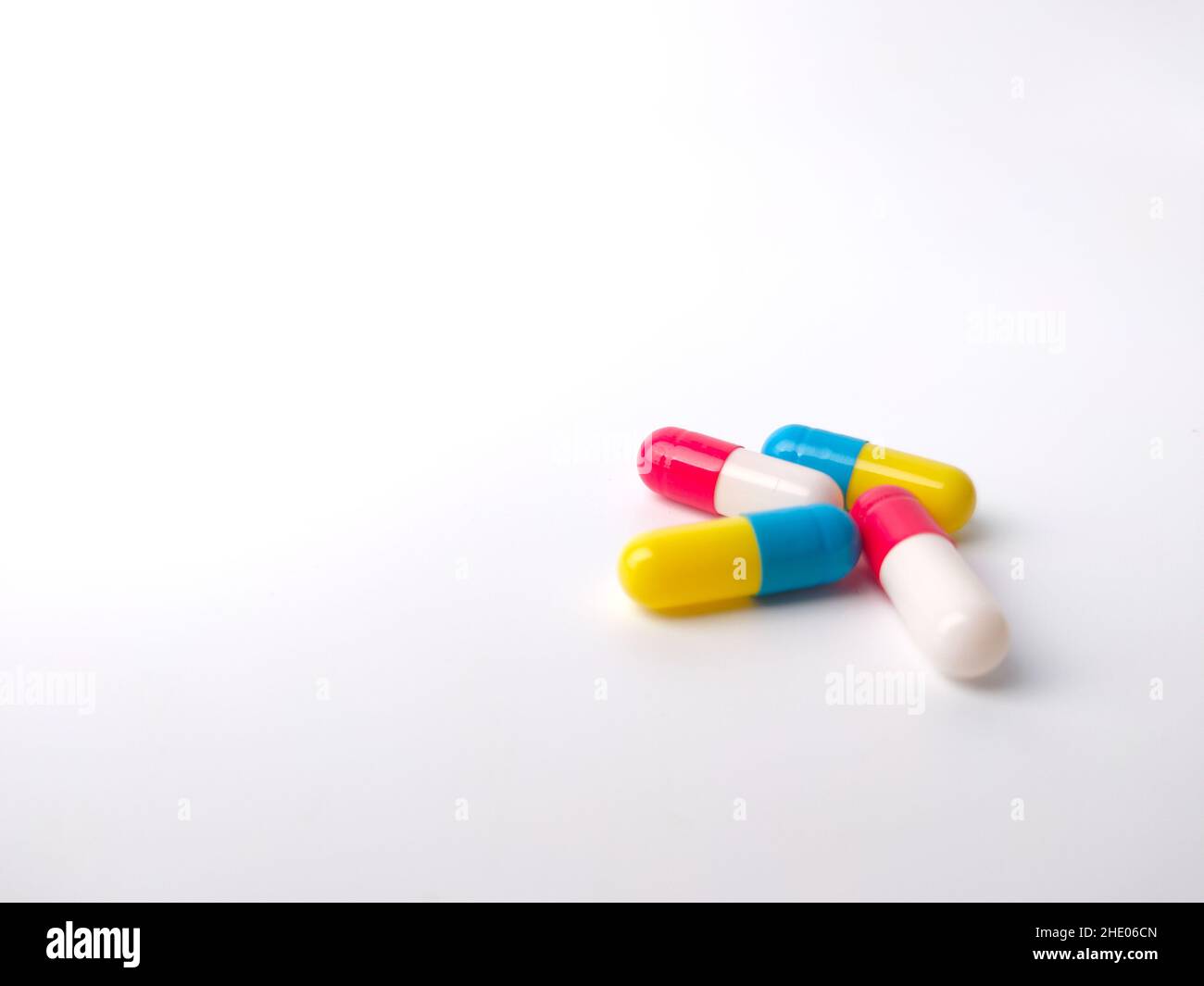Piles de pilules et de capsule sur fond blanc,isolé,copier l'espace.foyer sélectif. Banque D'Images