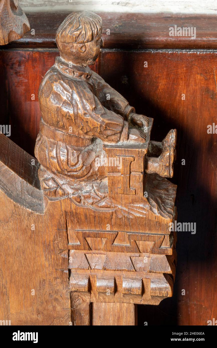 Une extrémité de banc sculptée par M. Langman de Framlingham dans le style du 14th siècle à l'église Saint-Pierre, Charsfield, Suffolk Banque D'Images